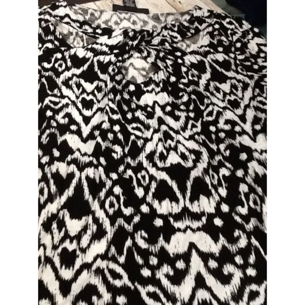 International Concepts Medium 100% Rayon Short Sleeved Shirt